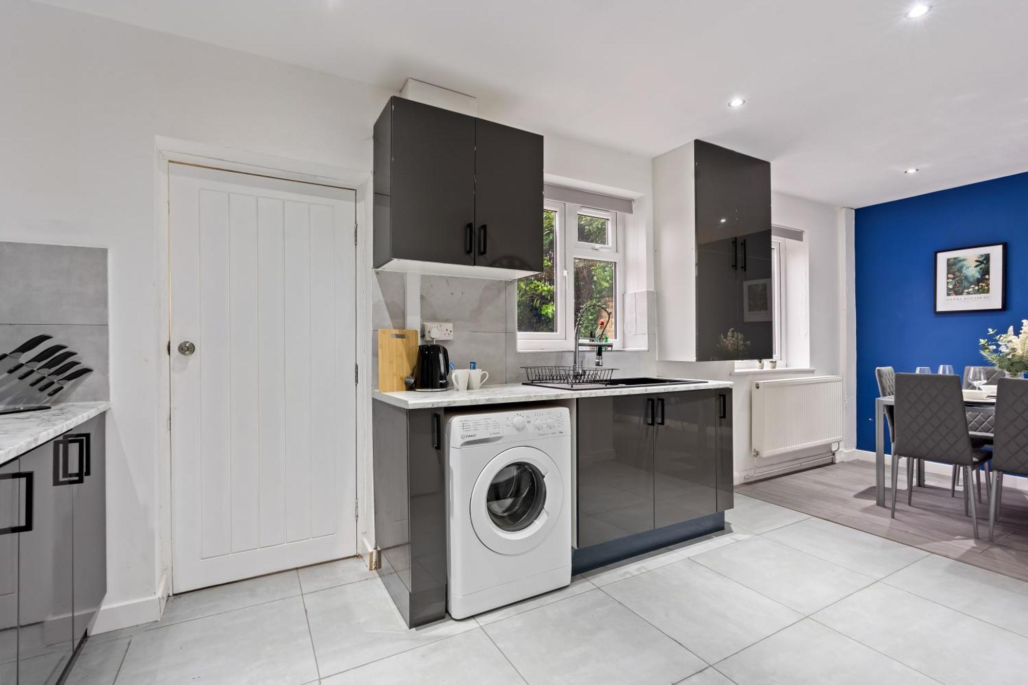 Julia's 3-bedroom In Quinton, Holiday home